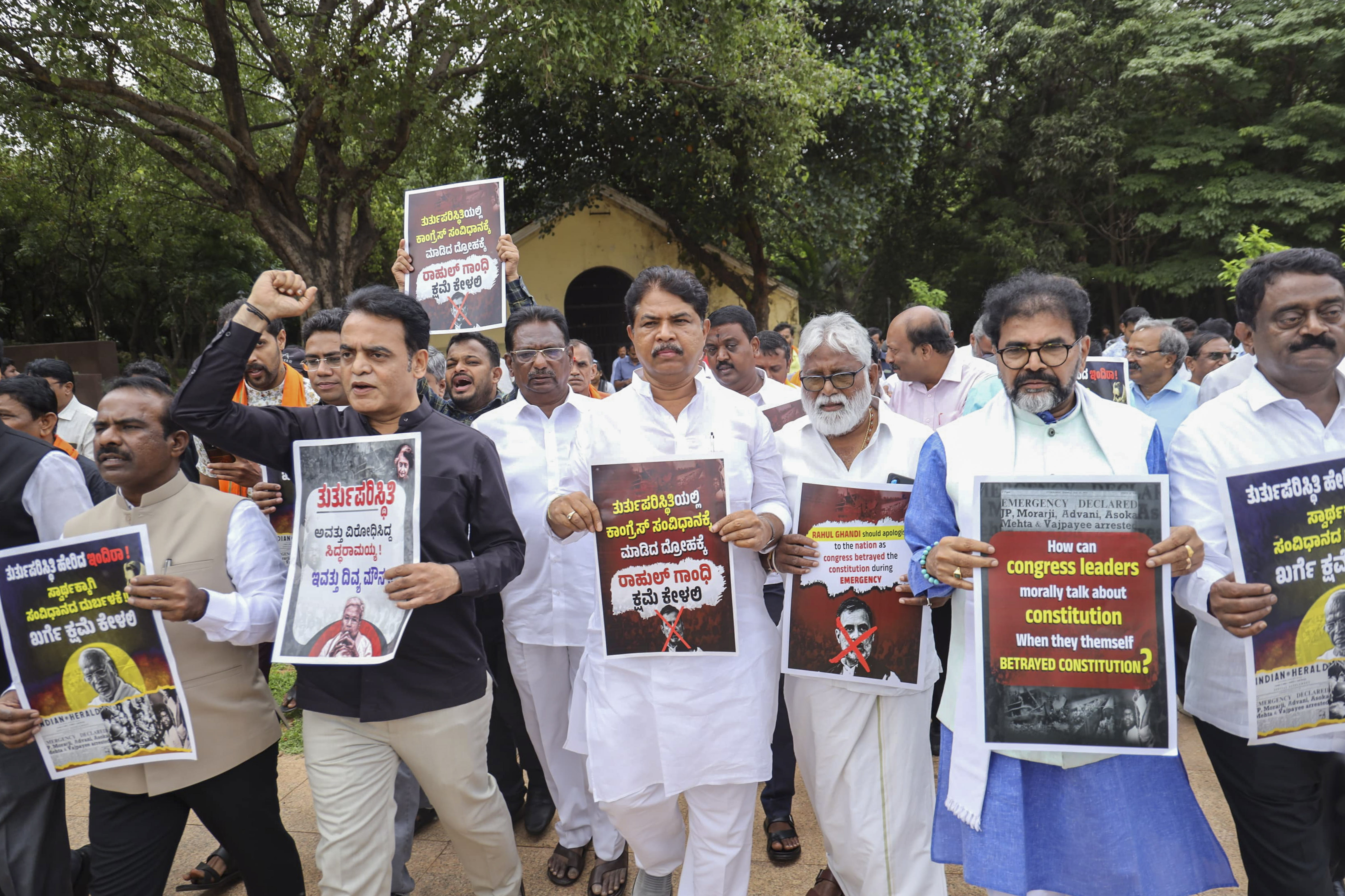 https://salarnews.in/public/uploads/images/newsimages/maannewsimage24062024_211754_bjp protest bengaluru.jpg